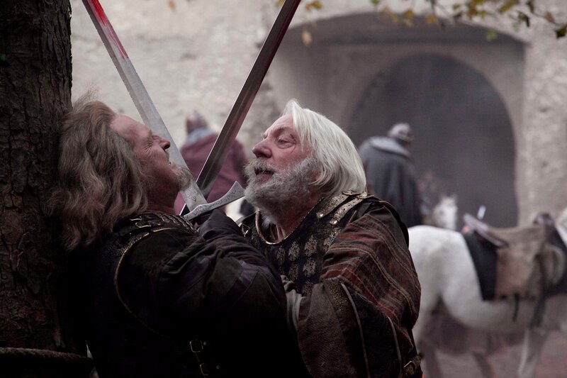 Eiskalt fällt Percy Hamleigh (Robert Bathurst, l.) auf Burg Shiring ein, um Graf Bartholomäus (Donald Sutherland, r.) aufs Schafott zu bringen … – Bild: TVP