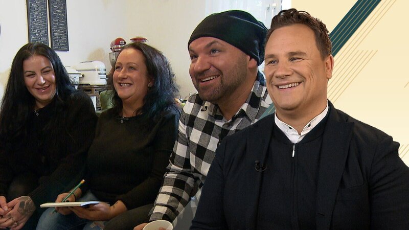 Guido Maria Kretschmer (r.) und Kandidatin Paula (2.v.l.) mit ihren Helfern Giovanni und Catrin. Die Verwendung des sendungsbezogenen Materials ist nur mit dem Hinweis und Verlinkung auf TVNOW gestattet. – Bild: TVNOW