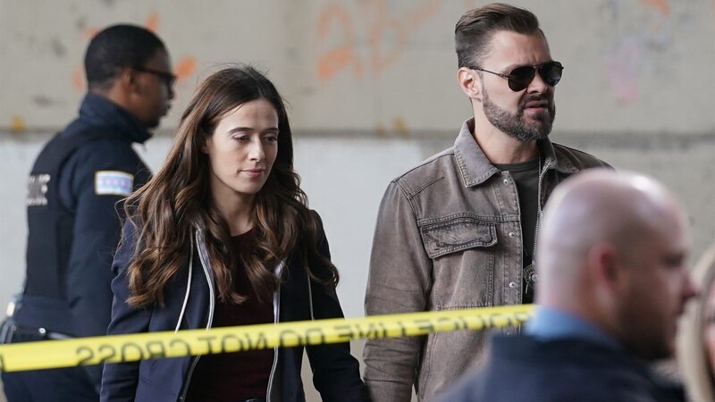 Kim Burgess (Kim Burgess) und Adam Ruzek (Patrick John Flueger) – Bild: AXN
