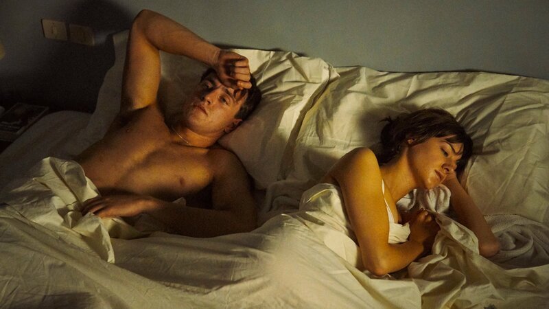 Eines führt zum anderen und Connell (Paul Mescal) landet mit Marianne (Daisy Edgar-Jones) im Bett. Doch war das wirklich ein Fehler? – Bild: ZDF und Enda Bowe
