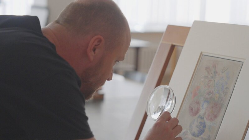 Tim Ernst untersucht im Kupferstichkabinett in Berlin das Originalwerk von Maria Sibylla Merians „Blumenstillleben in einer chinesischen Vase“. – Bild: ZDF und Markus Müller