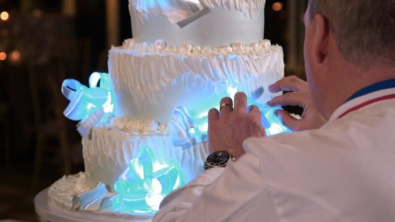 Cake Boss dressing the cake. – Bild: TLC