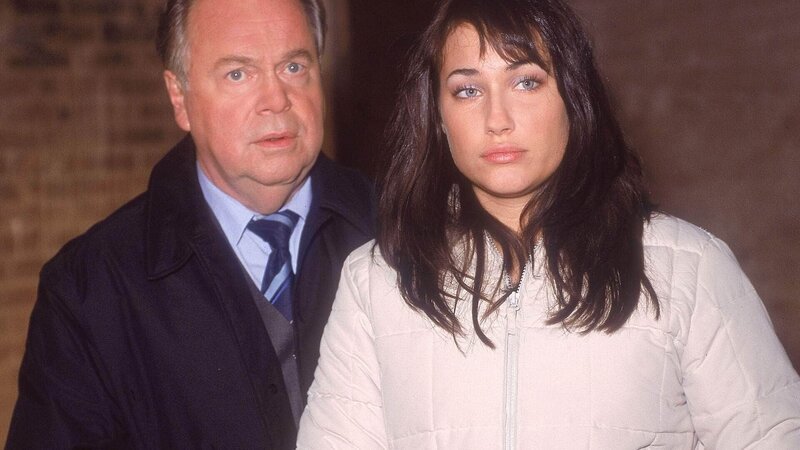 Kehler (Wolfgang Bathke) befreit Jennifer (Julia Palmer-Stoll) aus der Gewalt ihrer Entführer, doch die reagieren anders als erwartet. – Bild: MG RTL D /​ Rolf Baumgartner