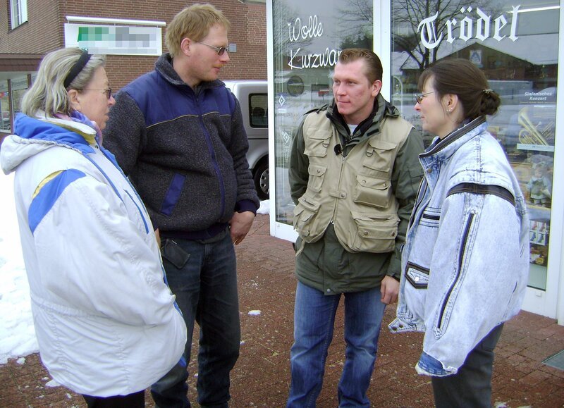 Trödel-Experte Otto Schulte (2.v.re.) muss dieses Mal zwischen Ilse (li.) und ihrer Schwiegertochter Doreen (re.) vermitteln. Otto Schulte muss hier erst einmal die Wogen glätten, bevor er sich ans Sichten der Schätze machen kann. – Bild: RTL II