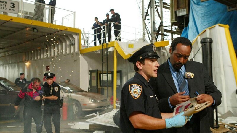 Ein Unfall der Brooklyn-Fähre fordert ein Todesopfer und viele Verletzte. Det. Green (Jesse L. Martin, re.), versucht den Schuldigen zu ermitteln und bespricht sich mit einem Polizeibeamten (Michael J. Lombardi, 2.v.re.). – Bild: RTL