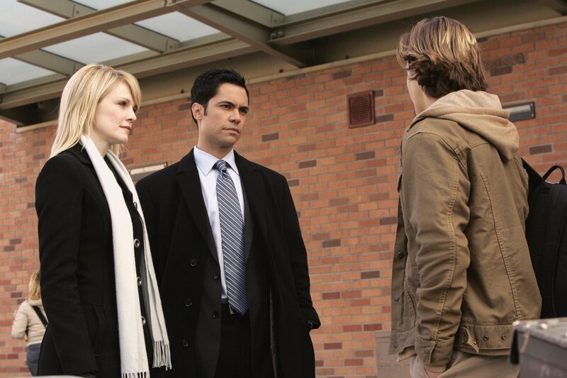 Ein neuer Fall bereitet Lilly (Kathryn Morris, l.) und Scott (Danny Pino, M.) Kopfzerbrechen … – Bild: Warner Bros. Television