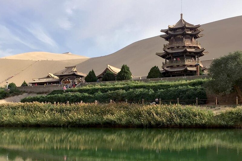 Der Mondsichelsee mit seiner historischen Pagode nicht weit von der Oase Dunhuang, einem traditionellen Knotenpunkt an der Seidenstraße, entfernt. – Bild: Electron Libre Productions /​ ARTE France