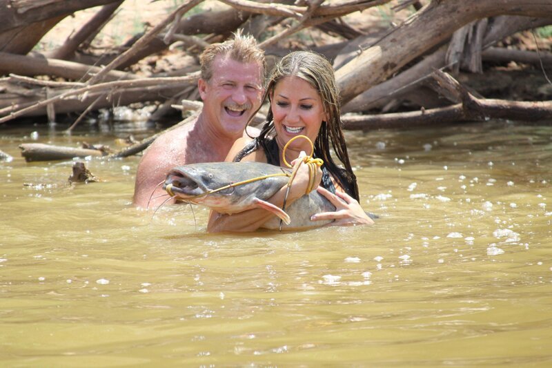 Danielle holds fish; Skipper laughing. – Bild: Discovery Communications, Inc.