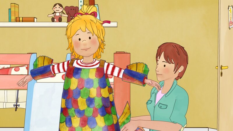 Conni wird in einem Theaterstück einen Regebogenfisch spielen und probiert dafür, zusammen mit Mama, ihr Kostüm an. – Bild: ZDF und Henning Windelband (Youngfilms GmbH)