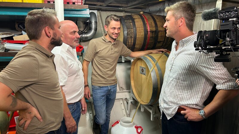 Johannes Zenglein mit Moritz, Martin und Christian Steinhauser vor ihren Whisky-Fässers auf der MS Schwaben; SWR EXPEDITION IN DIE HEIMAT, „Bodensee – Zwischen Wellen und Wolken“, am Freitag (13.09.24) um 20:15 Uhr im SWR. Johannes Zenglein mit Moritz, Martin und Christian Steinhauser vor ihren Whisky-Fässers auf der MS Schwaben © SWR/​Jochen Schmid, honorarfrei – Verwendung gemäß der AGB im engen inhaltlichen, redaktionellen Zusammenhang mit genannter SWR-Sendung und bei Nennung „Bild: SWR/​Jochen Schmid“ (S2+). SWR Presse/​Bildkommunikation, Baden-Baden, Tel: 07221/​929⁠–⁠22202, foto@swr.de. – Bild: SWR/​Jochen Schmid