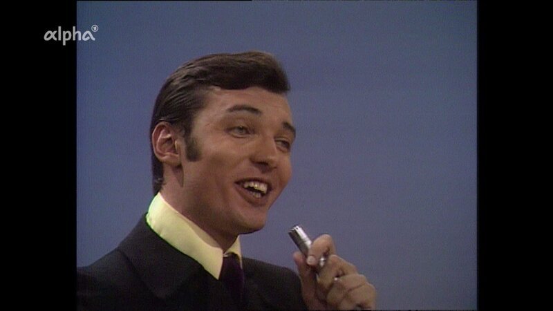 „Einer wird gewinnen“, Karel Gott singt auf Tschechisch – mitten im „Prager Frühling“. – Bild: BR/​HR