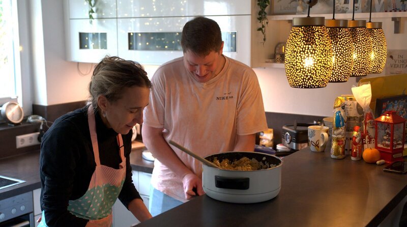 Hobbybäckerin Natascha und Tobi backen Florentiner. – Bild: SWR