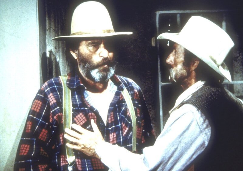 Bart Younger (Robert Donner, r.) befreit Isaiah Edwards (Victor French, l.) aus dem Gefängnis, um ihm sein Geld abzunehmen. – Bild: Sat.1 Gold