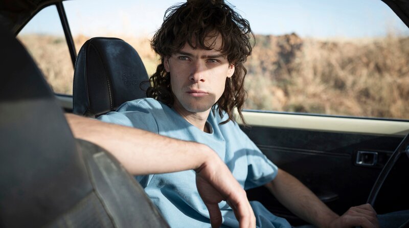 Jona Kepler (Thomas Prenn) ist geheimnisvoll. – Bild: ARD Degeto Film/​BR/​Westside Filmproduktion GmbH/​Joe Alblas