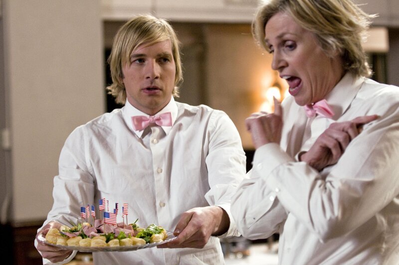 Kyle Bradway (Ryan Hansen. l.); Constance Carmell (Jane Lynch, r.) – Bild: Starz Entertainment, LLC