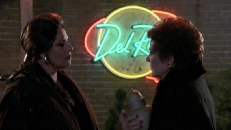 Doris (Lainie Kazan), Stella (Polly Bergen) (v.l.) – Bild: CBS Studios International