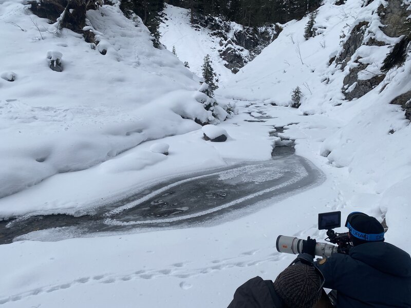 Kameramann Martin Stoni beim winterlichen Dreh an der Lech. – Bild: ORF/​Wega Film/​Blue Danube Media