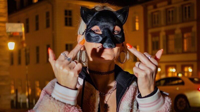 Die Rapperin Antifuchs besucht Martin Stieber und Toni-L auf deren Roadtrip durch Heidelberg. Für sie ist es ein Muss, die Pioniere in dem Hiphop-geschichtsträchtigen Ort zu besuchen. – Bild: NDR/​David Meister