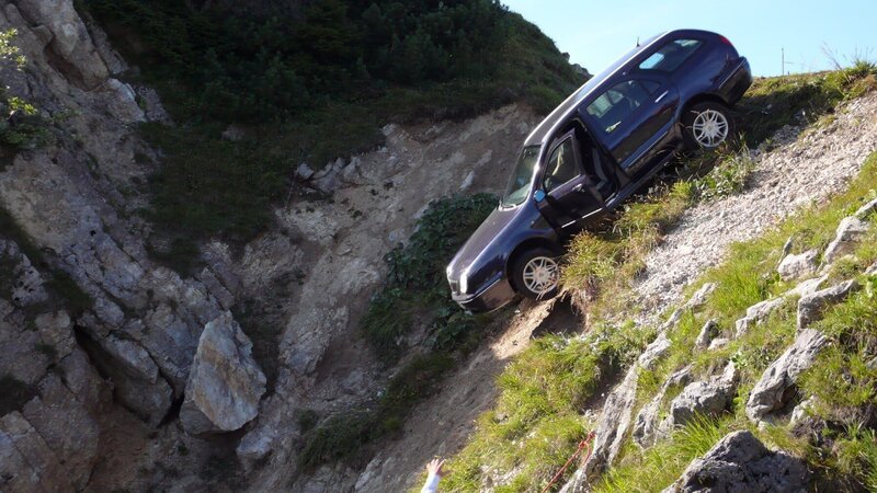 Der Wagen rutscht ab und stürzt mit seinen Insassen in die Tiefe. – Bild: ZDF und Thomas R. Schumann