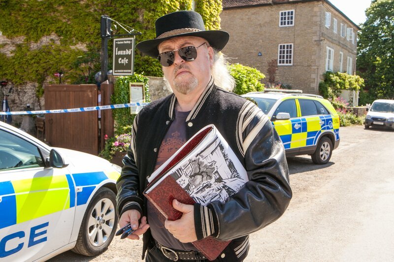 Will sich der berühmte Comic-Zeichner Darwin Chipping (Bill Bailey) beim Comic-Festival im Dorf Carver Valley wirklich nur Inspirationen holen oder steckt mehr hinter seinem Besuch? – Bild: ZDF und Mark Bourdillon