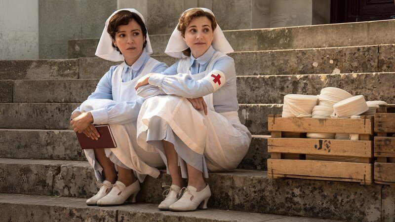 Pilar Muñiz de Soraluce (Verónica Sánchez, l.) und Magdalena Medina (Anna Moliner, r.) – Bild: AXN White