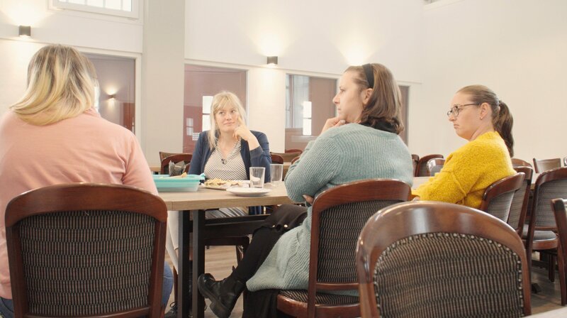 Selbsthilfegruppe der Stiefmütter. – Bild: MDR/​Martin Nowak