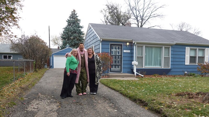 From left to right: Lisa Hetzel, host David Bromstad, and Susan Hopson pose for a picture outside of House 2, Meadowbrook Bliss, as seen on my lottery dream home, season 15. – Bild: HGTV US /​ Warner Bros. Discovery, Inc.