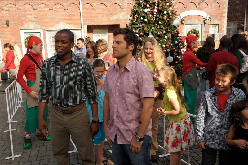 PSYCH -- „Christmas Joy“ -- Pictured: (l-r) Dule Hill as Burton „Gus“ Guster, James Roday as Shawn Spencer – Bild: USA Network /​ UNIVERSAL CHANNEL /​ Alan Zenuk