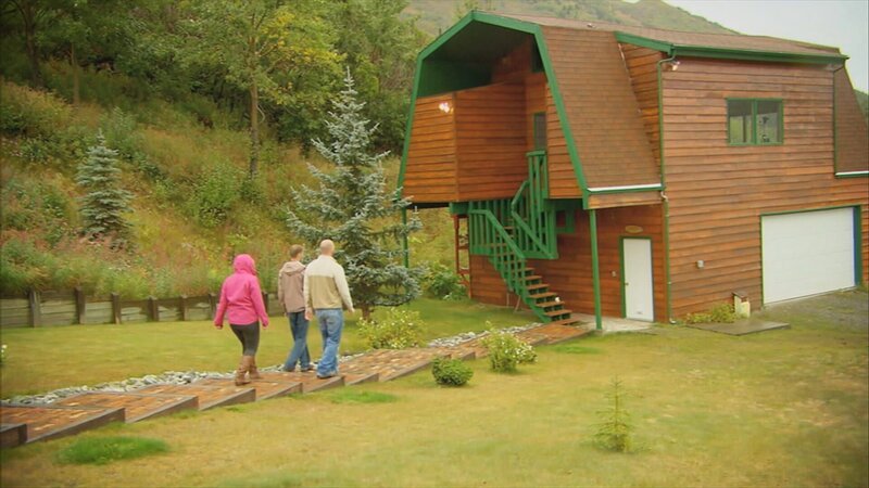 Monica und Nathan wollen sich mit ihrer Hündin in Alaska niederlassen. – Bild: HGTV