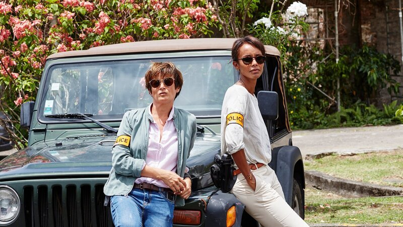 Obwohl die beiden Kommissarinnen Gaëlle Crivelli (Beatrice de la Boulaye, l.) und Mélissa Sainte-Rose (Sonia Rolland, r.) grundverschieden sind, halten sie zusammen und versuchen, die vielen Mordfälle auf der Insel Martinique aufzuklären. – Bild: ZDF und Sylvie Castioni /​ Best Image