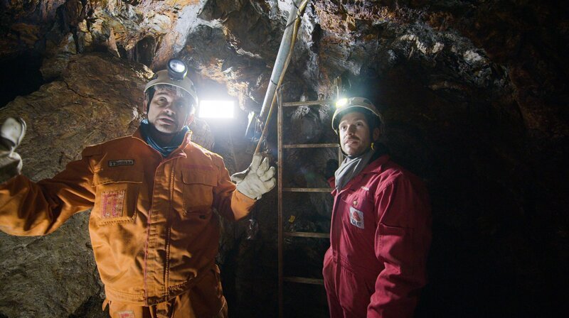 Das Kupfer der Himmelsscheibe wurde in den Ostalpen abgebaut. Der Montanarchäologe Prof. Dr. Thomas Stöllner (l.) mit Mirko Drotschmann (r.) im Kupferbergwerk in 200 Metern Tiefe. – Bild: phoenix/​ZDF/​Joachim C. Seck