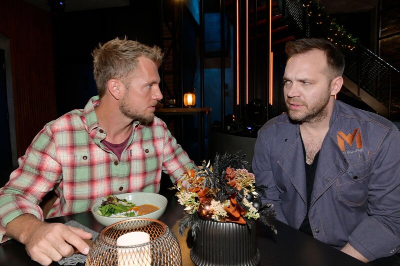 Paul (Niklas Osterloh, l.) erinnert Erik (Patrick Heinrich) daran, dass er das Thema Matilda abhaken will. – Bild: RTL /​ Rolf Baumgartner /​ Who let the dog out