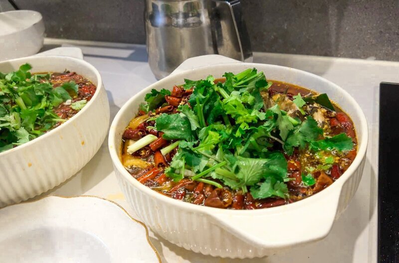 Würzige Fischsuppe mit Gemüse hat in der chinesischen Stadt Pengzhou eine lange Tradition. – Bild: Elephant Doc