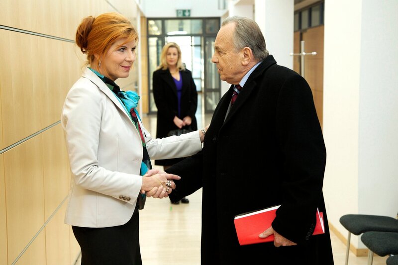 Dr. Vera Bader (Claudia Wenzel, links) bedankt sich bei Prof. Simoni (Dieter Bellmann) für seine Präsentation der Bewerbung für das Leipziger Bauchchirurgiezentrum. Sarah Marquardt (Alexa Maria Surholt, Mitte hinten) sieht dies als sicheres Zeichen, dass die Sachsenklinik den Zuschlag für das Zentrum so gut wie sicher in der Tasche hat. – Bild: MDR/​Saxonia/​Wernicke