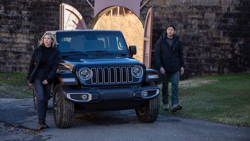 Phil T. and Heather A. arrive at Brushy Mountain State penitentiary. – Bild: Warner Bros. Discovery, Inc. or its subsidiaries and affiliates