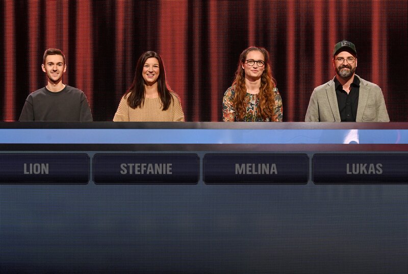 Die Kandidat:innen (v.l.n.r. am Panel): Lion Koch, Stephanie Papenfuß, Melina Aboulfalah, Lukas Danner. – Bild: ARD/​Uwe Ernst