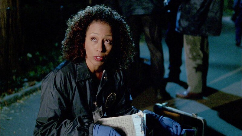 Dr. Melinda Warner (Tamara Tunie) vermutet, dass die Frau vergewaltigt wurde und dabei einen Herzinfarkt erlitten hat. – Bild: VOX/​Universal