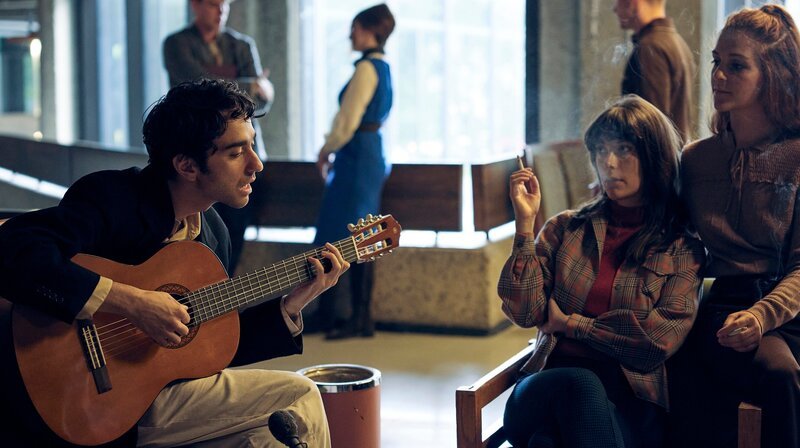 Leonard (Alex Wolff) begleitet seine Gedichte auf der Gitarre – und bekommt dafür großen Beifall. – Bild: HR/​NDR/​Nikos Nikolopoulos