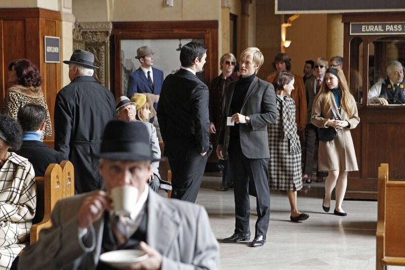 Blick in die Vergangenheit: Ducky (Adam Campbell, Mitte r.) und Angus Clarke (Adam Croasdell, Mitte l.) als junge Männer. Damals verband die beiden eine enge Freundschaft – wurde diese Clarke nun zum Verhängnis? – Bild: CBS Broadcasting, Inc. /​ Sonja Flemming