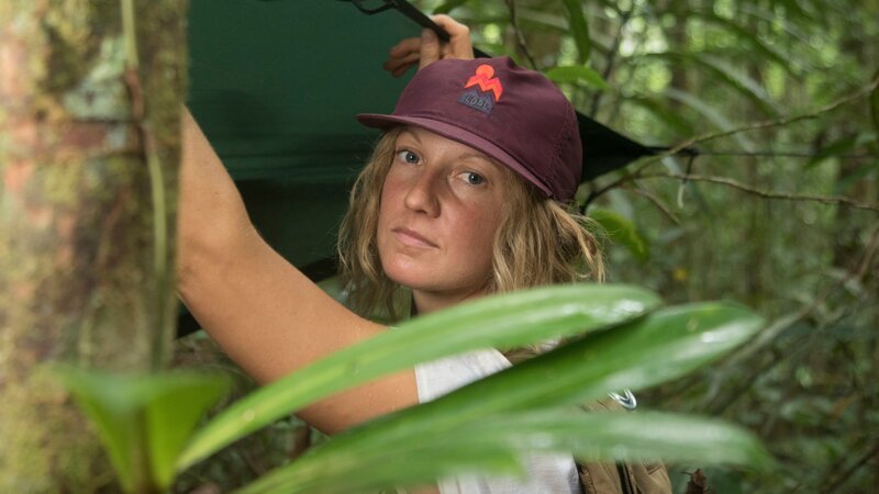 Karla Ann putting up tent, during jungle training. – Bild: Discovery Communications