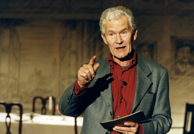 Wilhelm Wieben als Erzähler für den plattdeutschen 90. Geburtstag. – Bild: NDR/​Sigrid Meixner