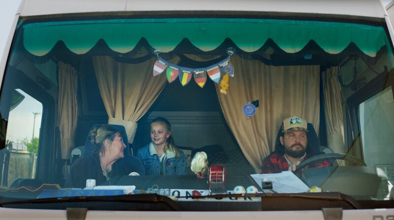 Von ihrer Heimat in Holland aus trampen Romy und ihre Oma Stine per Anhalter über Hamburg Richtung Dänemark.  (v.l. Beppie Melissen, Vita Heijmen, Sascha Alexander Geršak) – Bild: NDR/​Melle van Essen