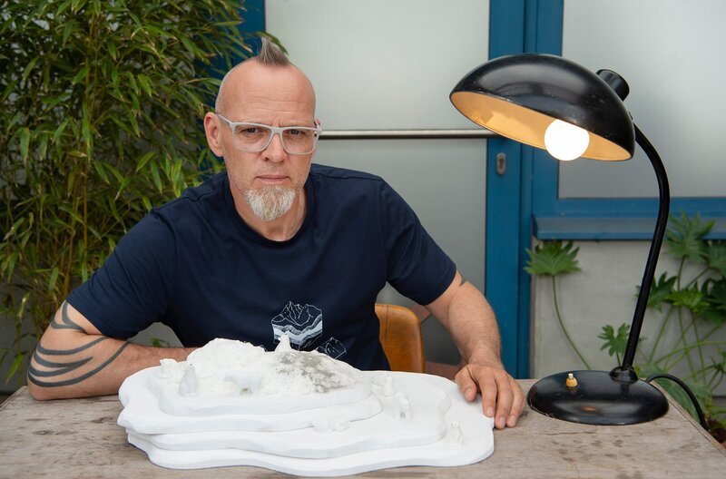 Es ist leider keine neue Nachricht mehr, dass das Eis der Arktis immer weiter schmilzt. Doch Wissenschaftler fanden nun heraus, dass die Arktis bereits in wenigen Jahrzehnten im Sommer komplett eisfrei sein könnte. Wie der Klimawandel dem „ewigen Eis“ zusetzt und was der Schnee des Nordpols damit zu tun hat, erfahren Sie von Thomas D bei „Wissen vor acht – Natur“. – Bild: ARD/​Melanie Grande