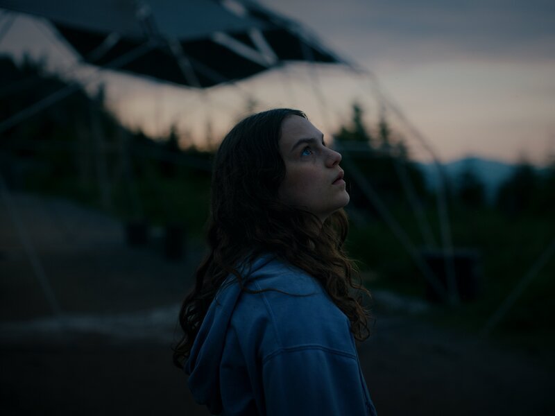 Lea (Mariella Aumann) erkundet das obskure Areal in den Bergen. – Bild: Tim Kuhn /​ ZDF