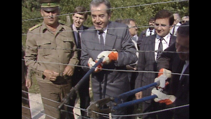 Das Ende des Eisernen Vorhangs – Alois Mock schneidet den „Eisernen Vorhang“ durch. – Bild: ORF/​Neuland Film