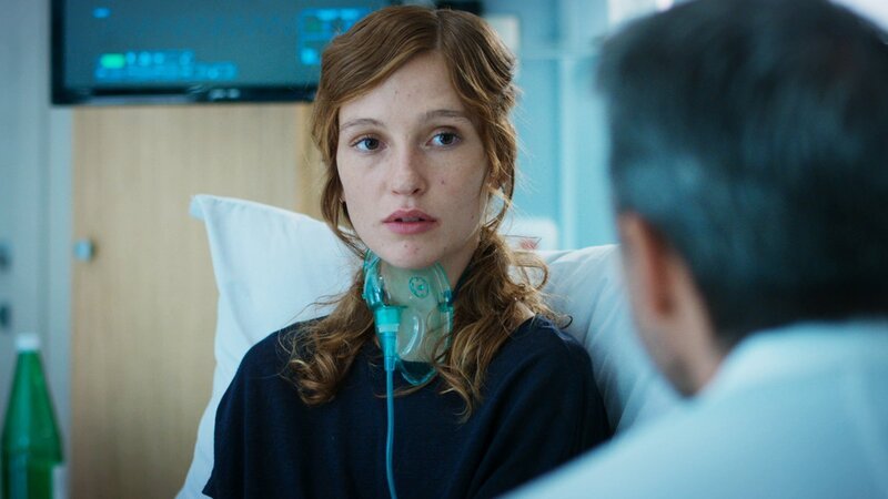 Schwache Patientin: Roberta Filannino als Luna, Luca Argentero als Dr. Andrea Fanti – Bild: SRF/​SONY Pictures /​ Fabrizio De Blasio