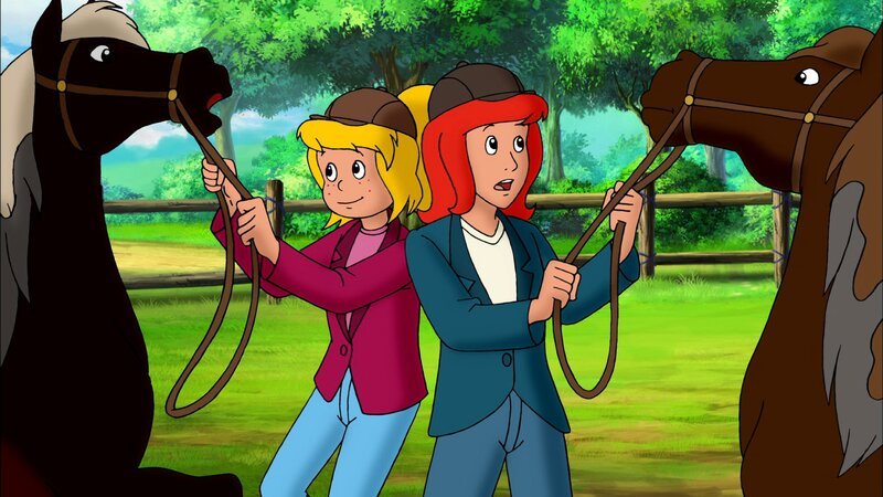 Die neuen Ponys des Grafen sind ganz schön wild, finden Bibi (l.) und Tina (r.). – Bild: ZDF/​Kiddinx