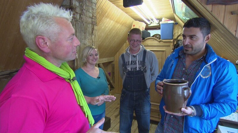 Thiomas hat sich entschlossen seinen Trödel zu verkaufen. Wie er das angehen soll, weiß der 47-Jährige jedoch nicht. Deshalb ruft er den RTL II-Verkaufsexperten Sükrü Pehlivan zu Hilfe. – Bild: RTLZWEI