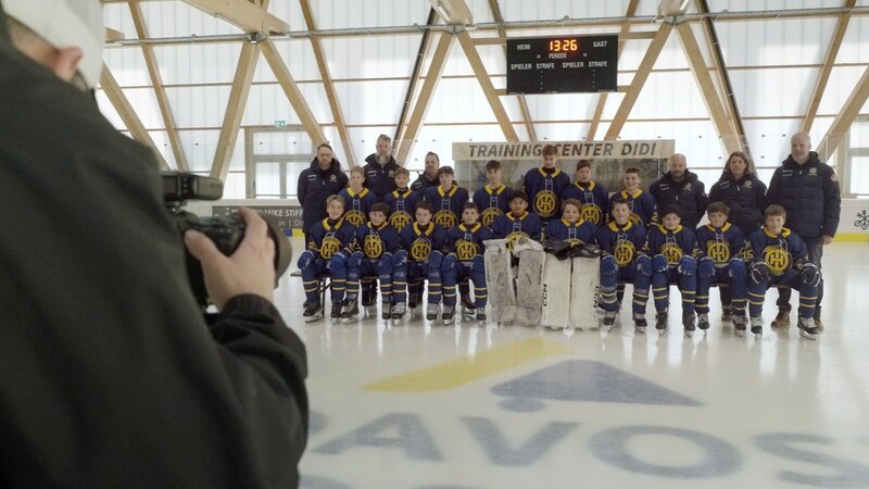 Mission Pee Wee – Kleine Helden, grosse Träume Folge 1 Mannschaftsfoto des HCD-Pee Wee Teams – aufgenommen in Davos, Dezember 2024. Vor der grossen Reise nach Übersee. – Bild: SRF/​RTR