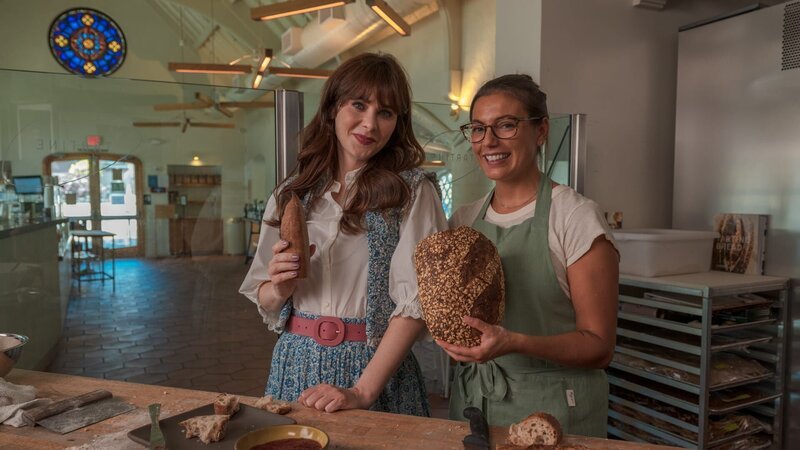 Zooey Deschanel and Stephanie Tantillo, as seen on What Am I Eating? With Zooey Deschanel, Season 1. (posing) – Bild: Discovery, Inc. /​ Federico Imperiale